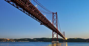 un tren cruzando un puente sobre un cuerpo de agua