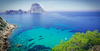 una isla en medio de un cuerpo de agua