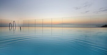 una puesta de sol sobre un cuerpo de agua