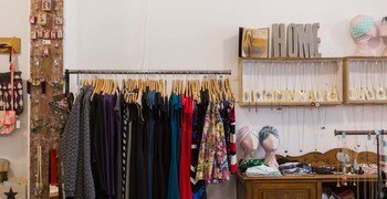 ein Zimmer mit vielen Gegenständen auf der Theke