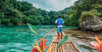 un grupo de personas en un barco en el agua