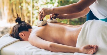 una mujer sentada en una cama