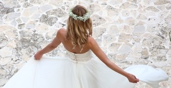 eine Person in einem Hochzeitskleid