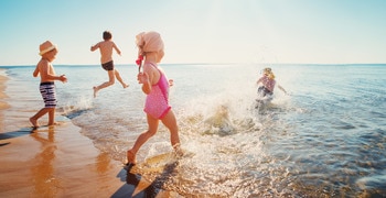 un grupo de personas en una playa