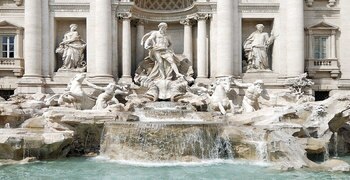 eine Gruppe von Menschen, die vor dem Trevi-Brunnen stehen