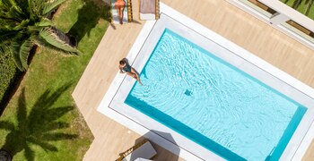 eine Person in einem Pool