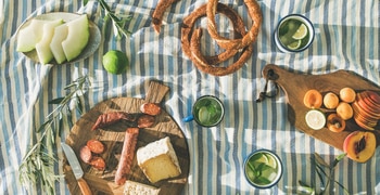una cesta de alimentos