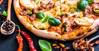 una pizza con champiñones y hierbas