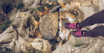 una persona parada sobre una roca
