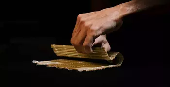 Un primer plano de un libro en llamas