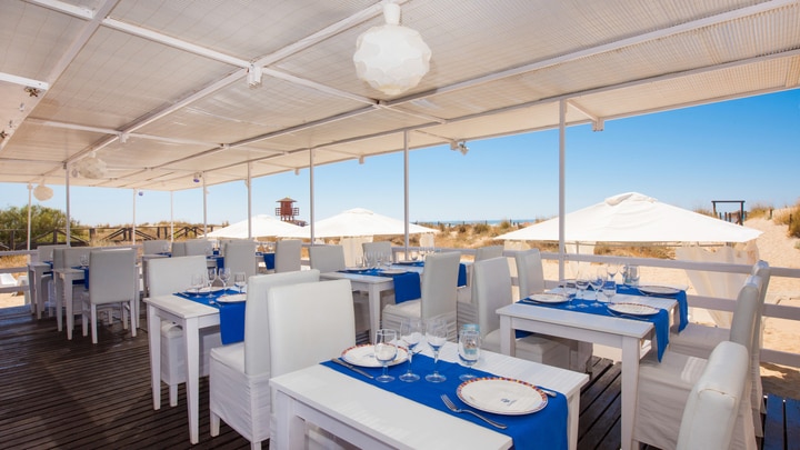 acceso a bar de playa en Huelva