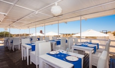 acceso a bar de playa en Huelva