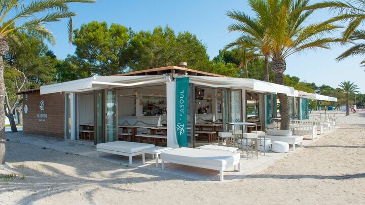 Vista general del SeaSoul Beach Club en el hotel Iberostar Waves Ciudad Blanca