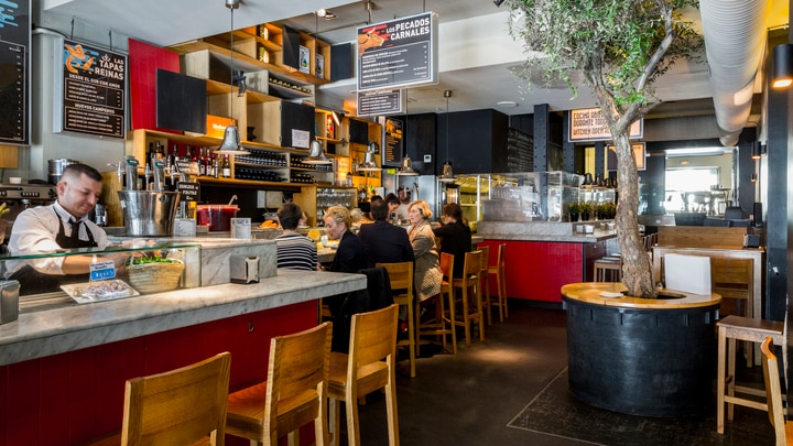 una cocina con una mesa en un restaurante
