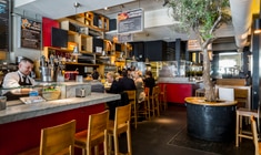 una cocina con una mesa en un restaurante