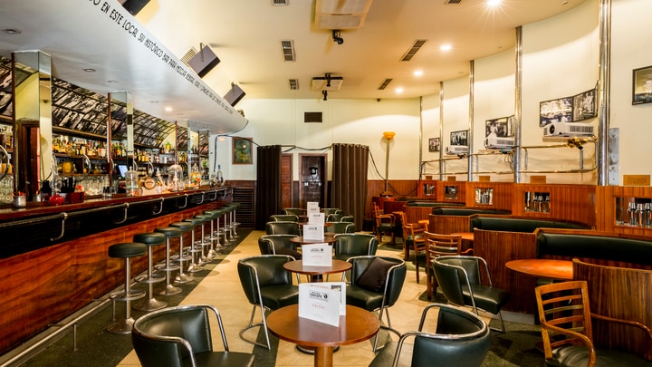 una habitación llena de muebles y una mesa en un restaurante
