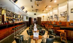 una habitación llena de muebles y una mesa en un restaurante