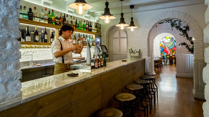 un hombre que está de pie en la cocina