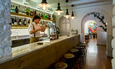un hombre que está de pie en la cocina