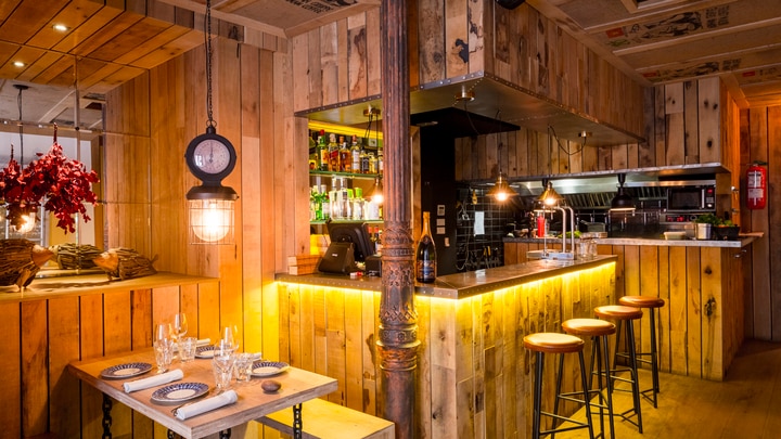 una cocina con una mesa en un restaurante