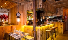 una cocina con una mesa en un restaurante
