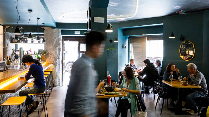 un grupo de personas sentadas en una mesa en un restaurante