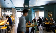 un grupo de personas sentadas en una mesa en un restaurante