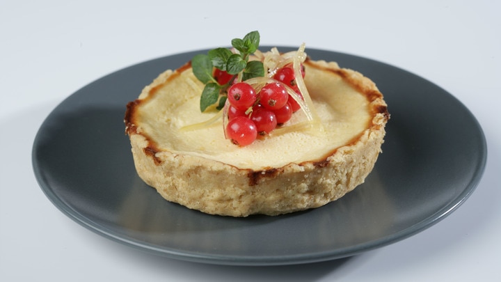 un pedazo de pastel en un plato