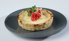 un pedazo de pastel en un plato