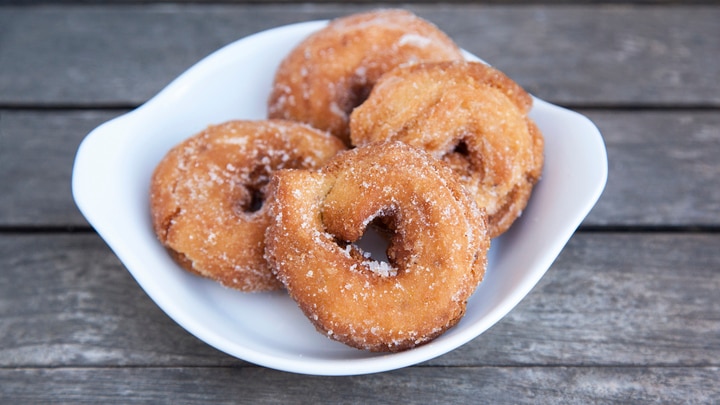 una rosquilla en un plato