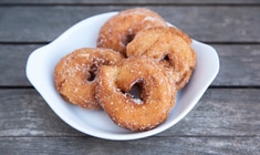 una rosquilla en un plato