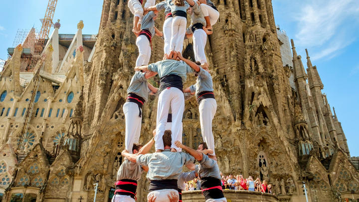 un grupo de personas de pie frente a la Sagrada Familia