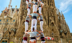 un grupo de personas de pie frente a la Sagrada Familia