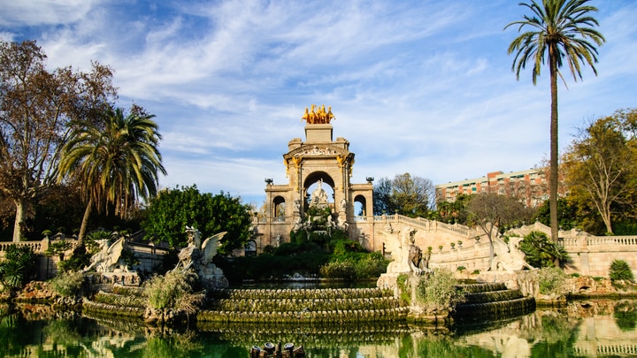 un castillo con agua frente a un edificio