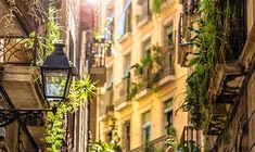 un primer plano de una calle de la ciudad concurrida