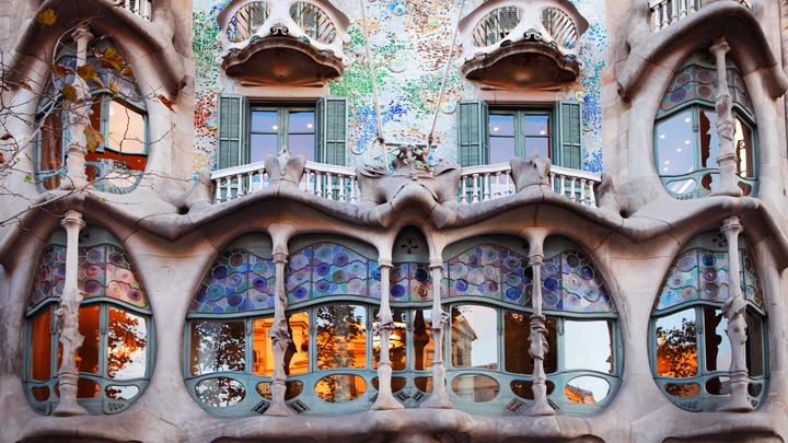 un grupo de personas de pie frente a Casa Batlló