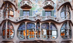 un grupo de personas de pie frente a Casa Batlló