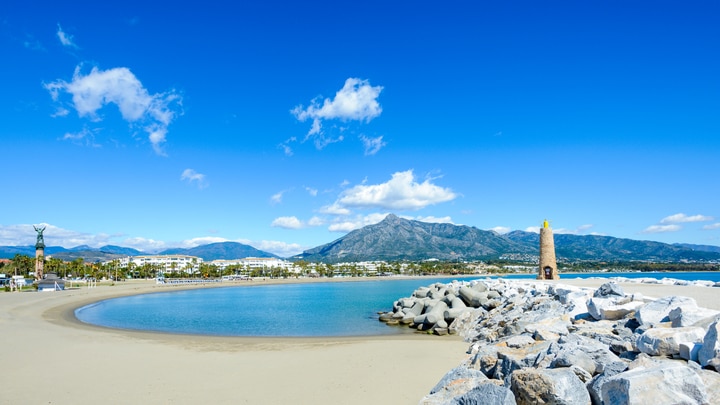 una playa de arena junto a un cuerpo de agua