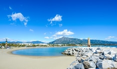 una playa de arena junto a un cuerpo de agua
