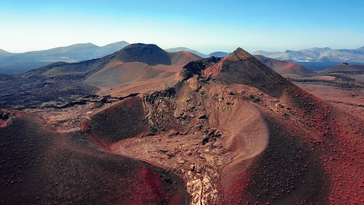 eine Schlucht mit einem Berg im Hintergrund