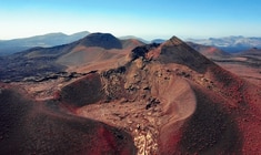 eine Schlucht mit einem Berg im Hintergrund