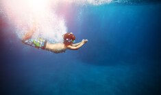 eine Person, die in einem Gewässer schwimmt
