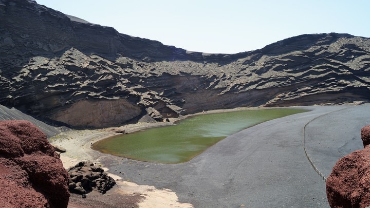 ein Gewässer mit einem Berg im Hintergrund