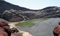 ein Gewässer mit einem Berg im Hintergrund