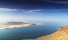 ein Gewässer mit einem Berg im Hintergrund