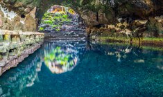 ein großer Wasserfall über einem Gewässer