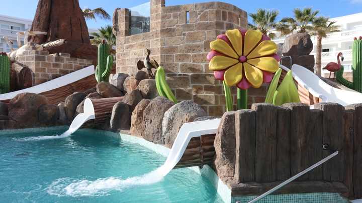 ein großer Pool mit Wasser
