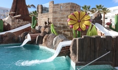 ein großer Pool mit Wasser