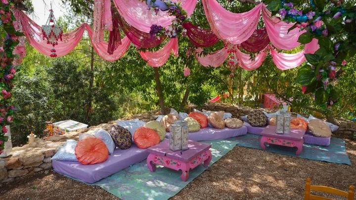 un grupo de artículos en una mesa de picnic