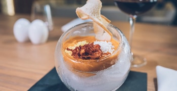 un primer plano de una taza de vidrio en un plato